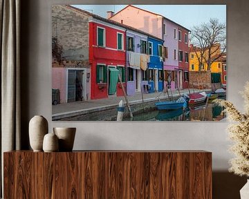 Kleurrijke huizen op eiland Burno naast oude stand  Venetie, Italie van Joost Adriaanse