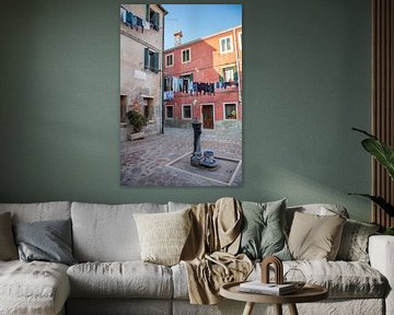 Huis aan plein met pomp op Murano, Venetie, Italie