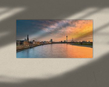 Düsseldorf Skyline bei Sonnenuntergang Panorama von Michael Valjak
