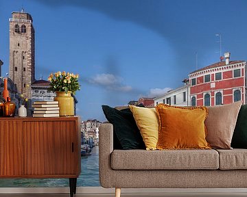 Antike Gebäude und Kirche am Kanal in Venedig, Italien von Joost Adriaanse