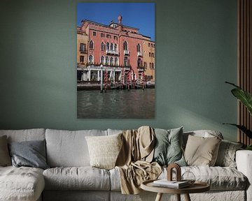 Oude gebouwen en steiger aan kanaal in Venetie, Italie