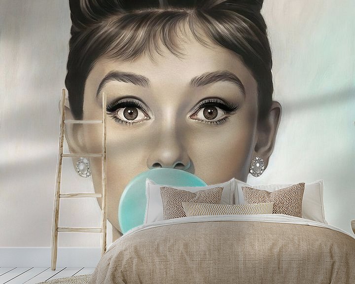 Sfeerimpressie behang: Audrey Hepburn Bubble Gum van David Potter