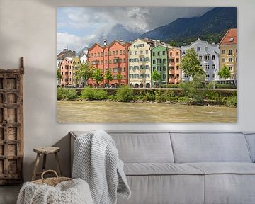 Gekleurde huizen langs de rivier (Innsbruck)