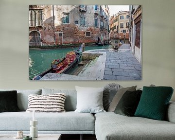 Opstapsteiger Gondola in oude centrum van Venetie, Italie