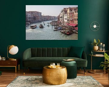 Schepen op grote kanaal in oude centrum van Venetie, Italie van Joost Adriaanse