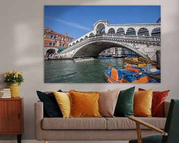 Rialtobrug in  oude centrum van Venetie, Italie