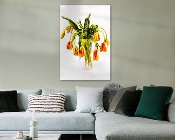 Nature morte de tulipes françaises dans un vase en verre sur Roland de Zeeuw fotografie