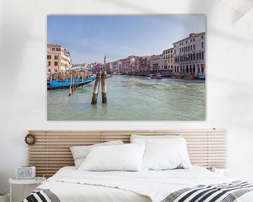 Groete kanaal in oude stad van Venetie, Italie