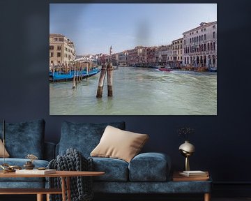 Groete kanaal in oude stad van Venetie, Italie