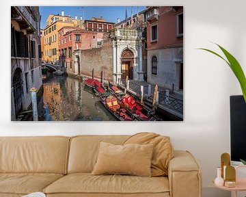 Gondolas in de oude stand Venetie, Italie van Joost Adriaanse