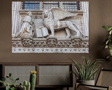 Wapen van de stad boven ingang Dogenpaleis in centrum Venetie, Italie van Joost Adriaanse