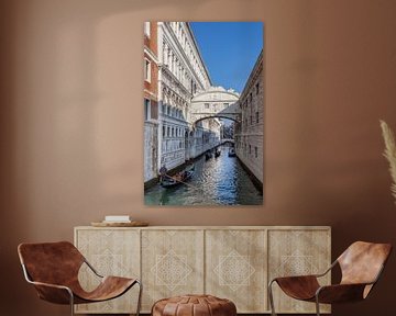 Brug der zuchten aan dogenpaleis in de oude stand Venetie, Italie van Joost Adriaanse