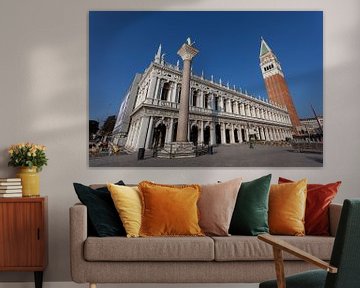 Bibliothek im Zentrum der Altstadt von Venedig, Italien von Joost Adriaanse