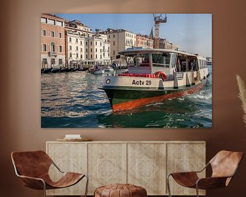 Veerboot op grote kanaal van Venetie