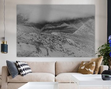 Bewolking en mist in de bergen in de Himalaya  in zwart-wit | Nepal