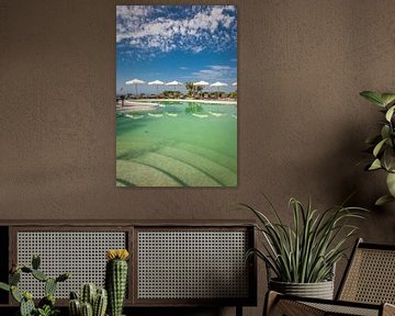 Zwembad met parasols in Forio, Eiland Ischia, Italië van Christian Müringer