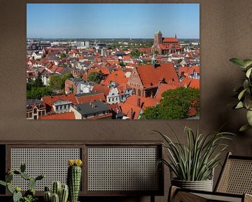 Gezicht op de oude stad en de Nikolai Kerk vanaf de toren van de Georgenkirche, Wismar, Mecklenburg-