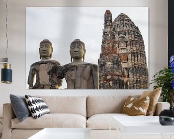 Historische Boeddhabeelden voor tempel in Ayutthaya - Thailand reisprints