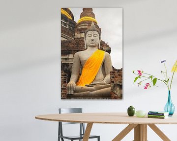 Statue de Bouddha aux tons jaune/orange en Thaïlande sur Travelaar