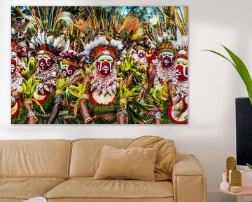Kleurrijke stam op Mount Hagen festival in Papua Nieuw Guinea. van Ron van der Stappen