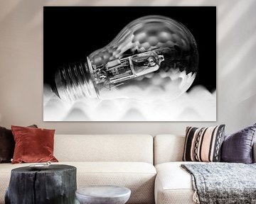 Reflectie in het glas van een gloeilamp in zwart wit