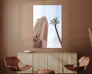 Rosa Kasbah Moschee mit Palme in bunten Marrakesch von Henrike Schenk