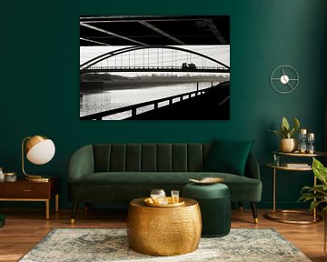 Gezicht op een brug aan de Elbe bij Maagdenburg zwart-wit