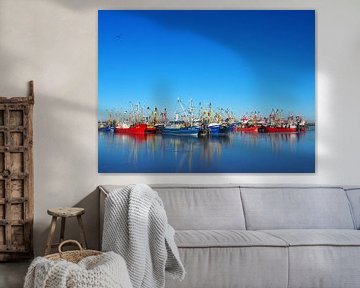 Bateaux de pêche colorés dans le port de Lauwersoog par une journée d'hiver. sur Helene Ketzer