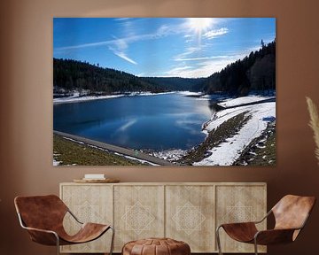Prachtig panoramisch uitzicht op de Nagoldtalsperre met water, zon, sneeuw en blauwe lucht