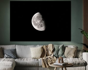 Mond mit deutlich sichtbarer Mondoberfläche am dunklen Nachthimmel von Sjoerd van der Wal Fotografie