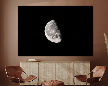 Maan met een duidelijk zichtbaar maanoppervlak aan de donkere nachthemel van Sjoerd van der Wal