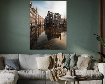 Kanaal en oude huizen in Amsterdam op Oudezijds Voorburgwal van Lorena Cirstea