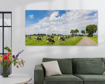 Koeien staan aan een landweg in Groningen van Marc Venema