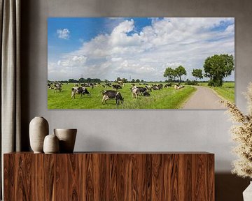 Koeien staan aan een landweg in Groningen van Marc Venema