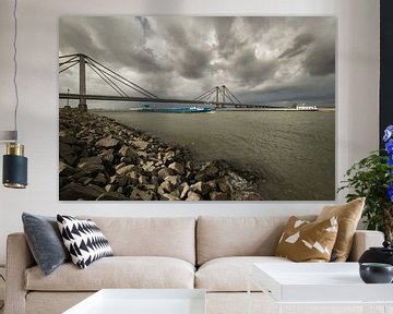 Ciel impressionnant sur la rivière Waal et le pont Prins Willem Alexander à Echteld sur Moetwil en van Dijk - Fotografie