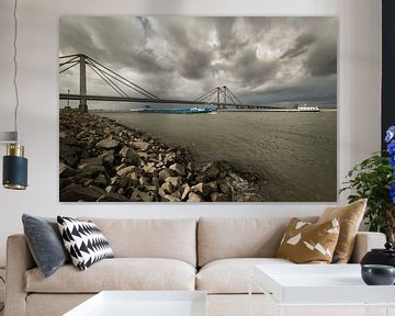 Indrukwekkende lucht boven rivier de Waal en de Prins Willem Alexanderbrug bij Echteld van Moetwil en van Dijk - Fotografie