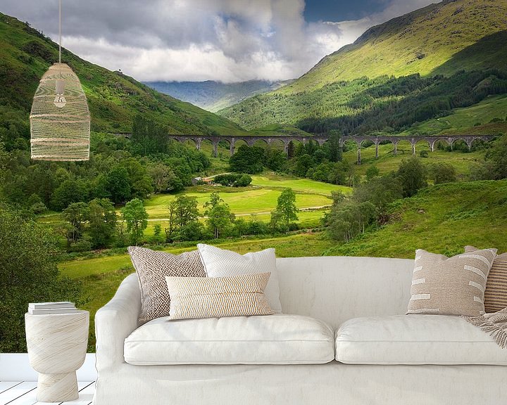 Sfeerimpressie behang: Glenfinnanviaduct over groene vallei in Schotland van Arja Schrijver Fotografie
