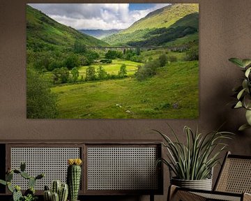 Glenfinnanviaduct over groene vallei in Schotland van Arja Schrijver Fotografie