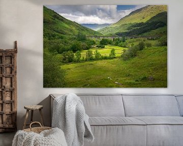 Glenfinnanviaduct over groene vallei in Schotland van Arja Schrijver Fotografie