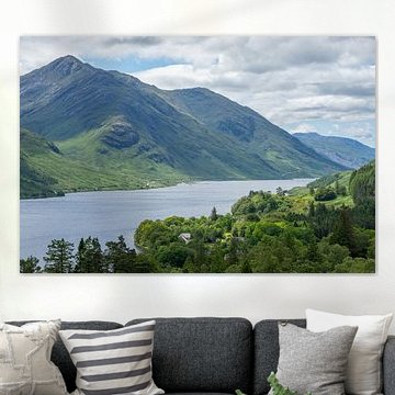 Grüne Berge am Loch Shiel in Schottland von Arja Schrijver Fotografie