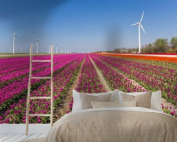 Windmolens en paarse tulpen in de Noordoostpolder van Marc Venema