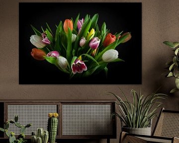 Stilleven Tulpen: bosje gekleurde tulpjes van Marjolein van Middelkoop
