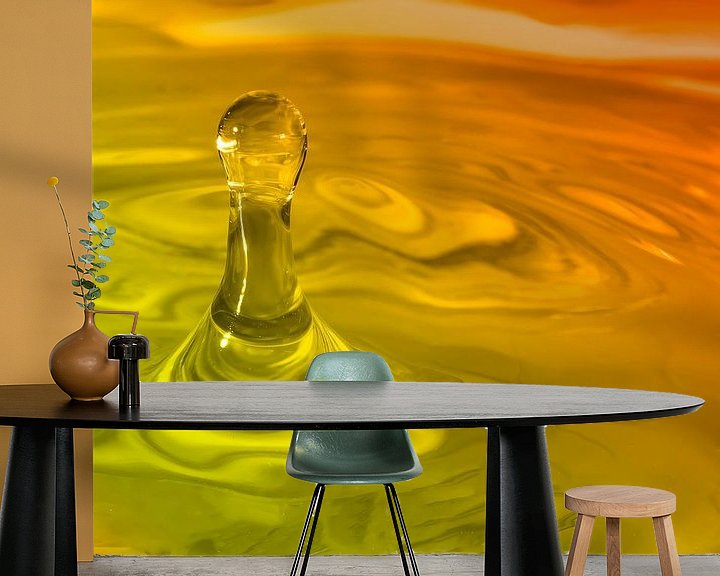 Sfeerimpressie behang: druppel water duo-color van Klaartje Majoor