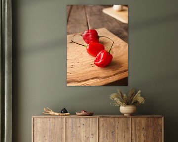 Hete en pikante Habanero chili op rustiek hout van Andreas Berheide Photography