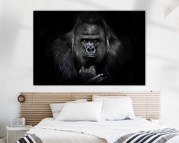 Mannelijke gorilla met volledig gezicht, liggend met krachtige handen die met een twijgje spelen, en van Michael Semenov