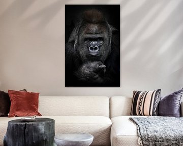 Portret van een sterke mannelijke gorilla die wantrouwig in de zij kijkt, vuist die zijn gezicht, vo van Michael Semenov