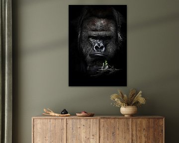 Droevige en zware reflecties van een sterke mannelijke gorilla over een groen takje herinneren aan h van Michael Semenov