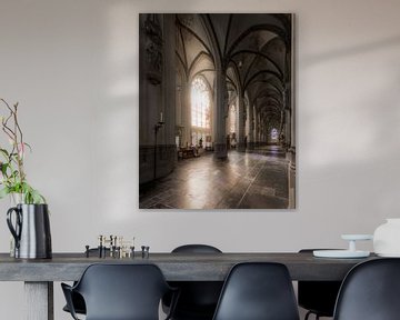 Man aan het bidden in de Sint-Janskathedraal - Den Bosch van Joris Bax