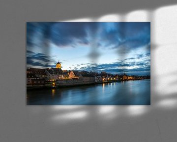 Regensburg, altes Rathaus und Donau zur blauen Stunde von Robert Ruidl