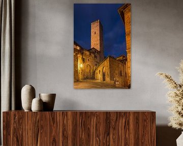 In de steegjes van San Gimignano bij nacht van Denis Feiner